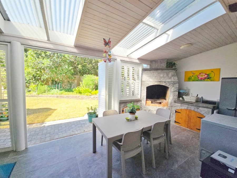 5 Bedroom Property for Sale in Kingfisher Creek Western Cape